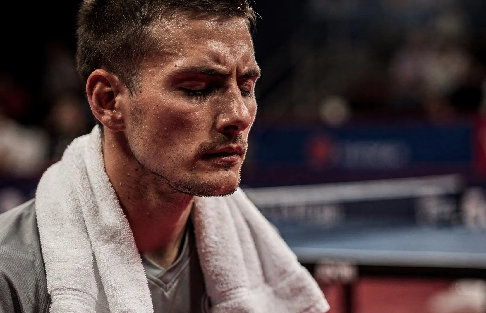 Joueur de tennis de table concentré entre deux points montrant l'intensité mentale