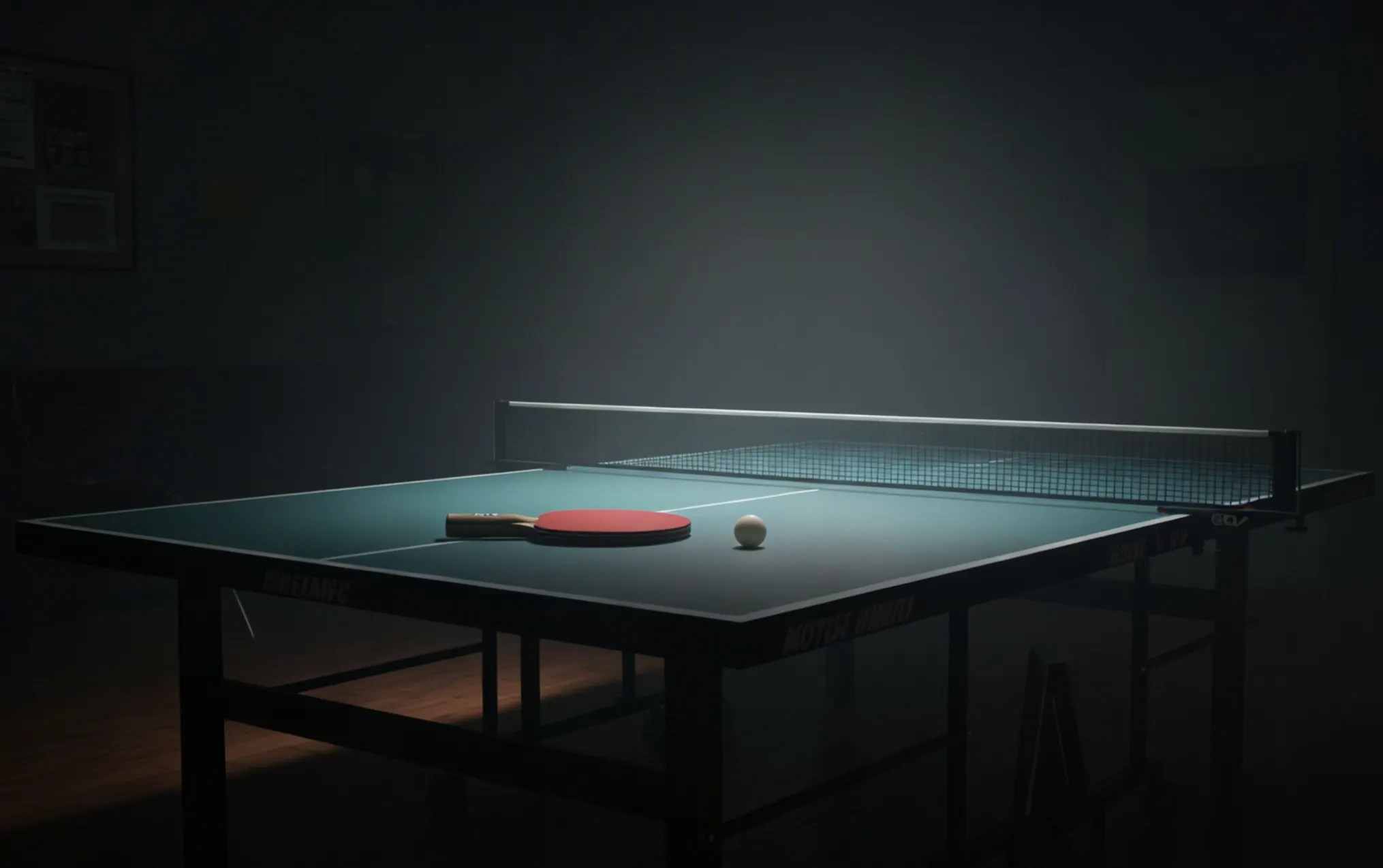 Silhouette d'un joueur de tennis de table dans l'ombre évoquant la manipulation de matchs