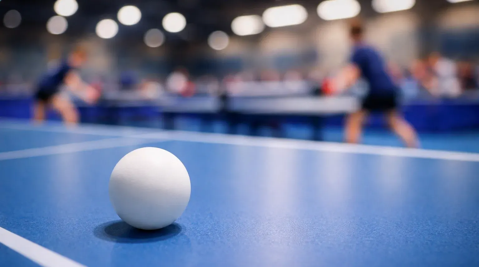 Plusieurs tables de tennis de table en compétition simultanée symbolisant les paris combinés
