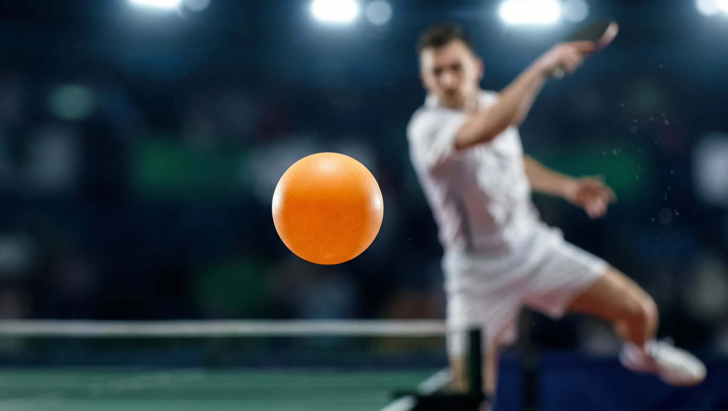Joueur de tennis de table en plein mouvement lors d'un match en direct