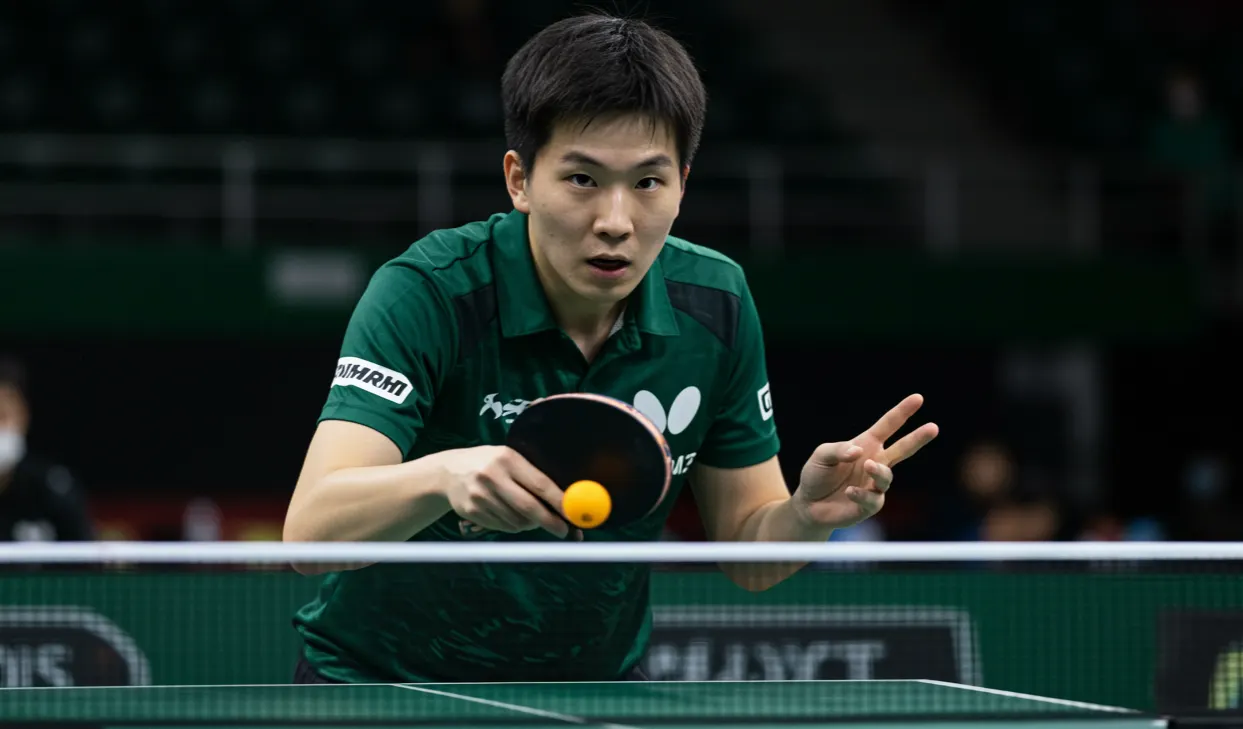 Joueur de tennis de table concentré avant de servir, raquette en main