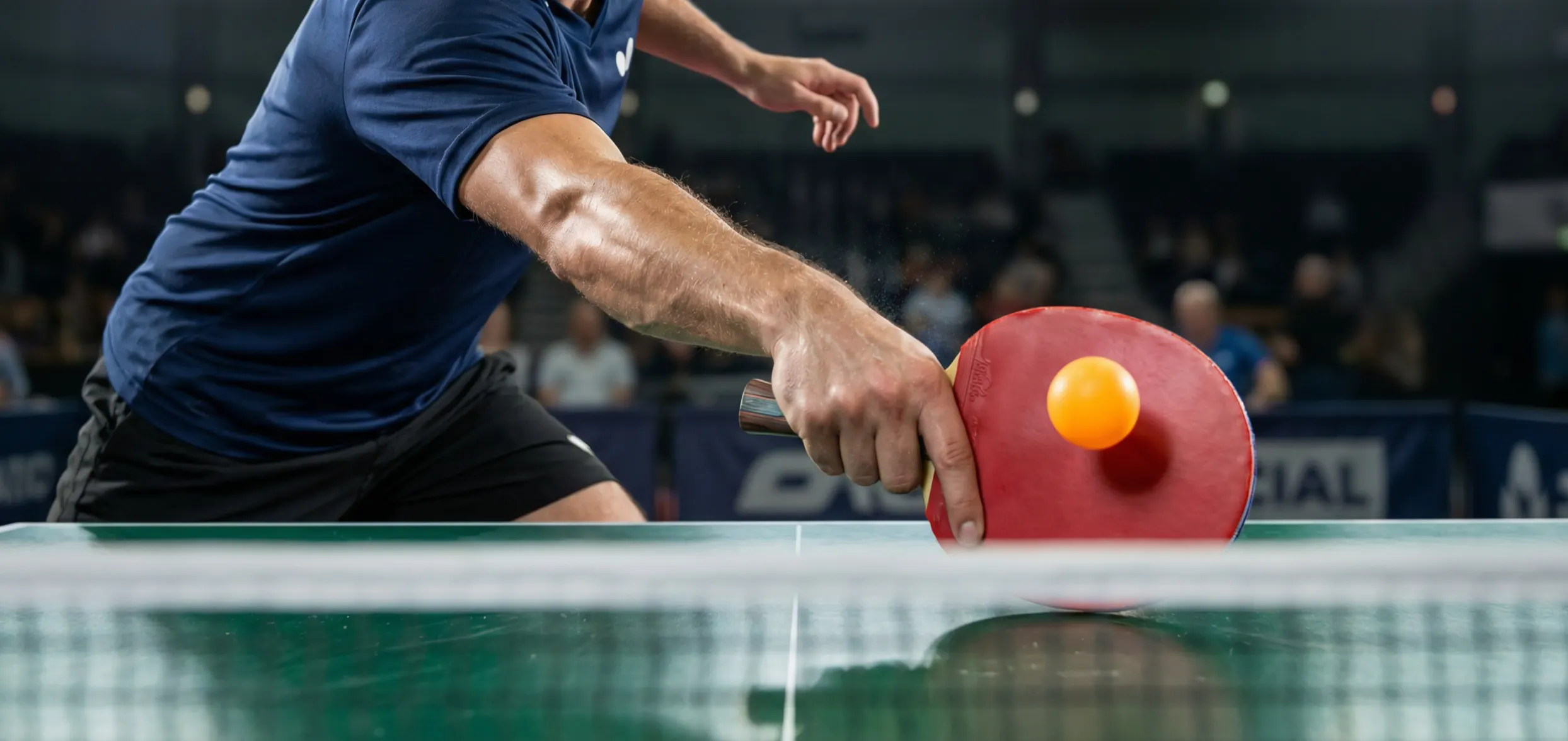 Joueur de tennis de table en action près du filet pendant un échange rapide